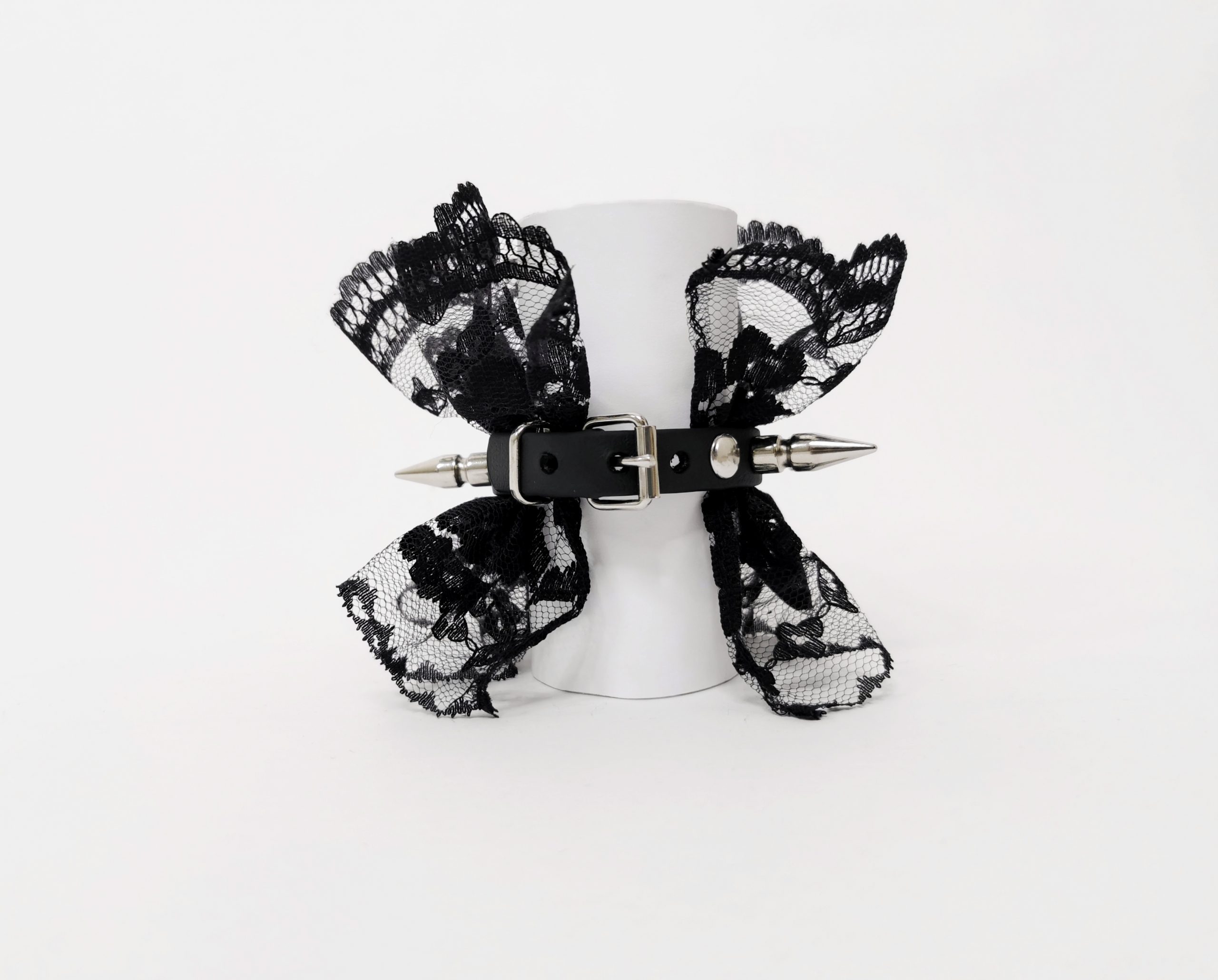 Sacred Sins Armband mit Spitze und Nieten – Bild 3