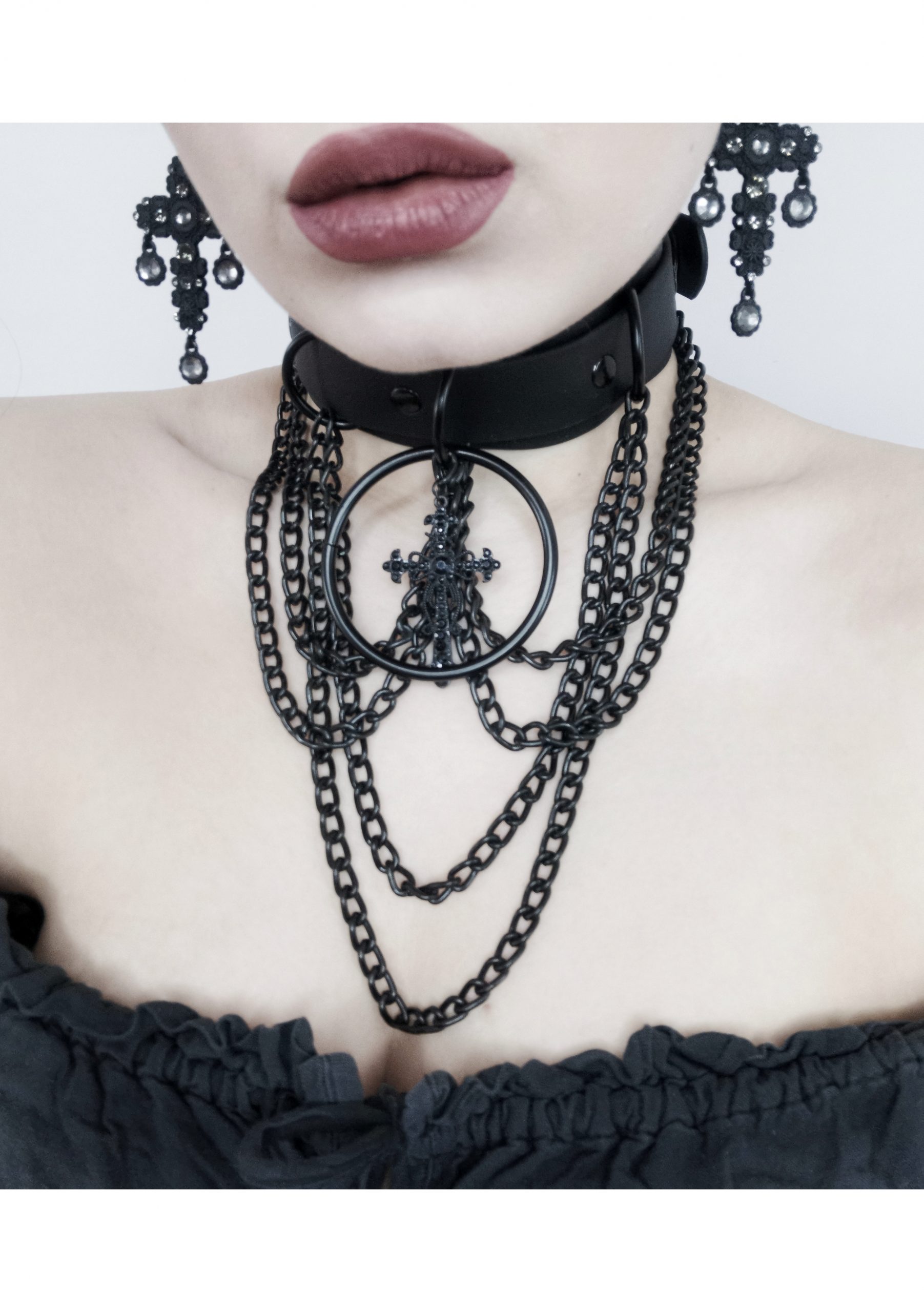 Sacred Sins Choker mit Ketten und Kreuz