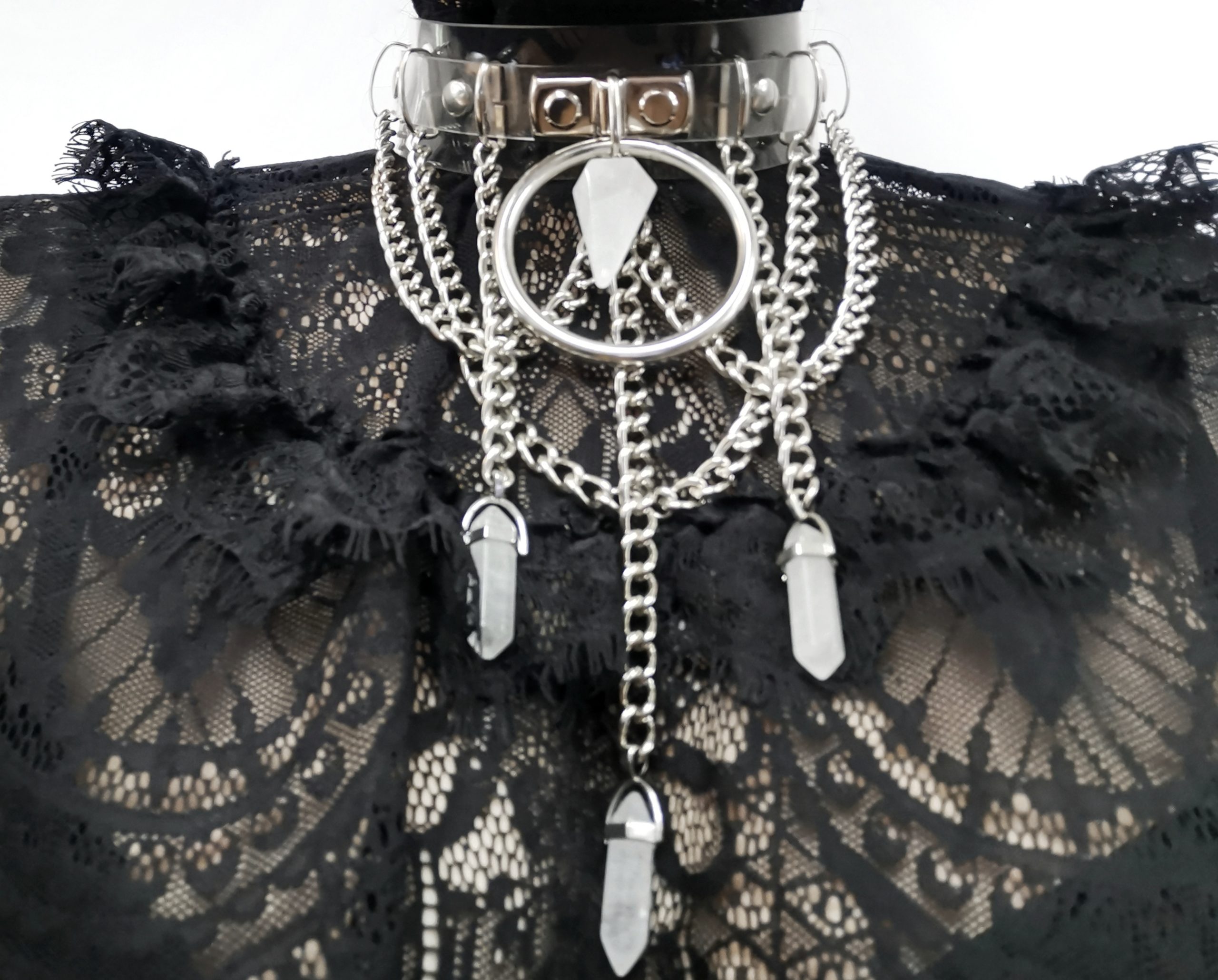 Sacred Sins Choker mit Kristallanhängern und Ketten