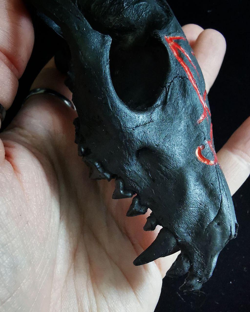 Mystery Creation Deko Schädel Sigil rot – Bild 4