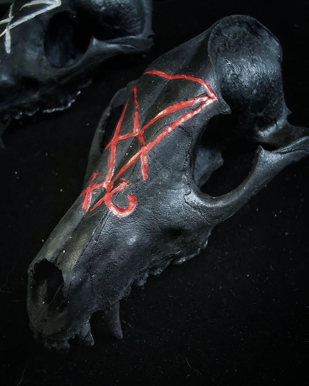 Mystery Creation Deko Schädel Sigil rot – Bild 3