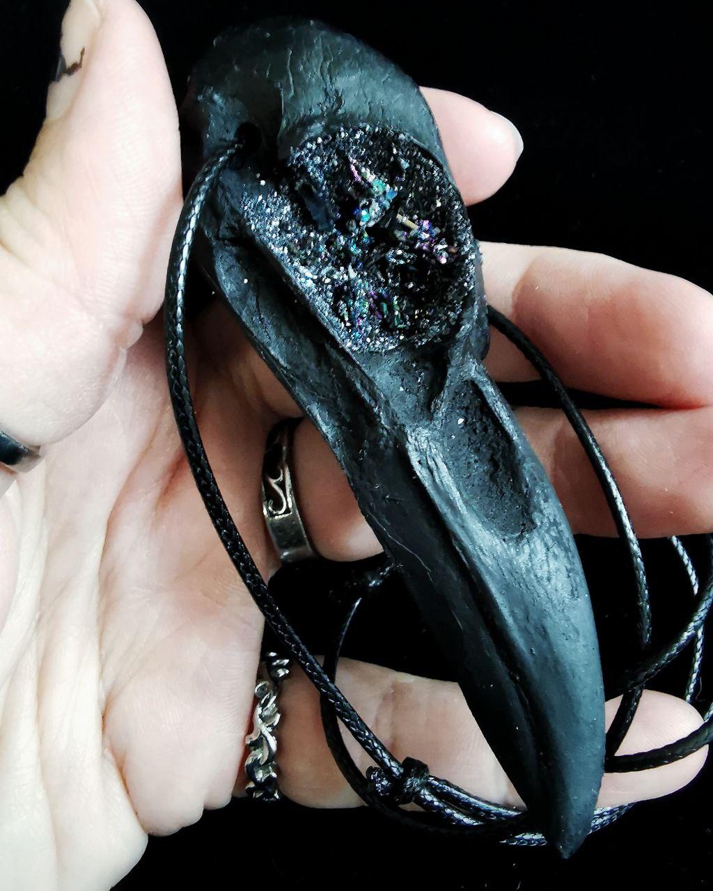 Mystery Creation Kette Rabenschädel schwarz Kristallaugen – Bild 3