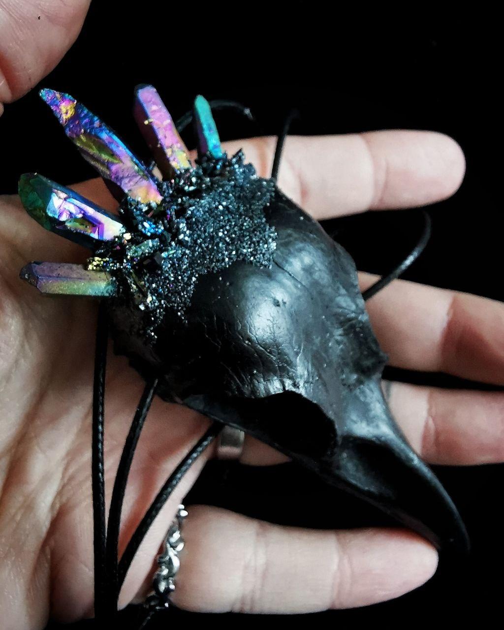 Mystery Creation Kette Rabenschädel schwarz Kristalle – Bild 3