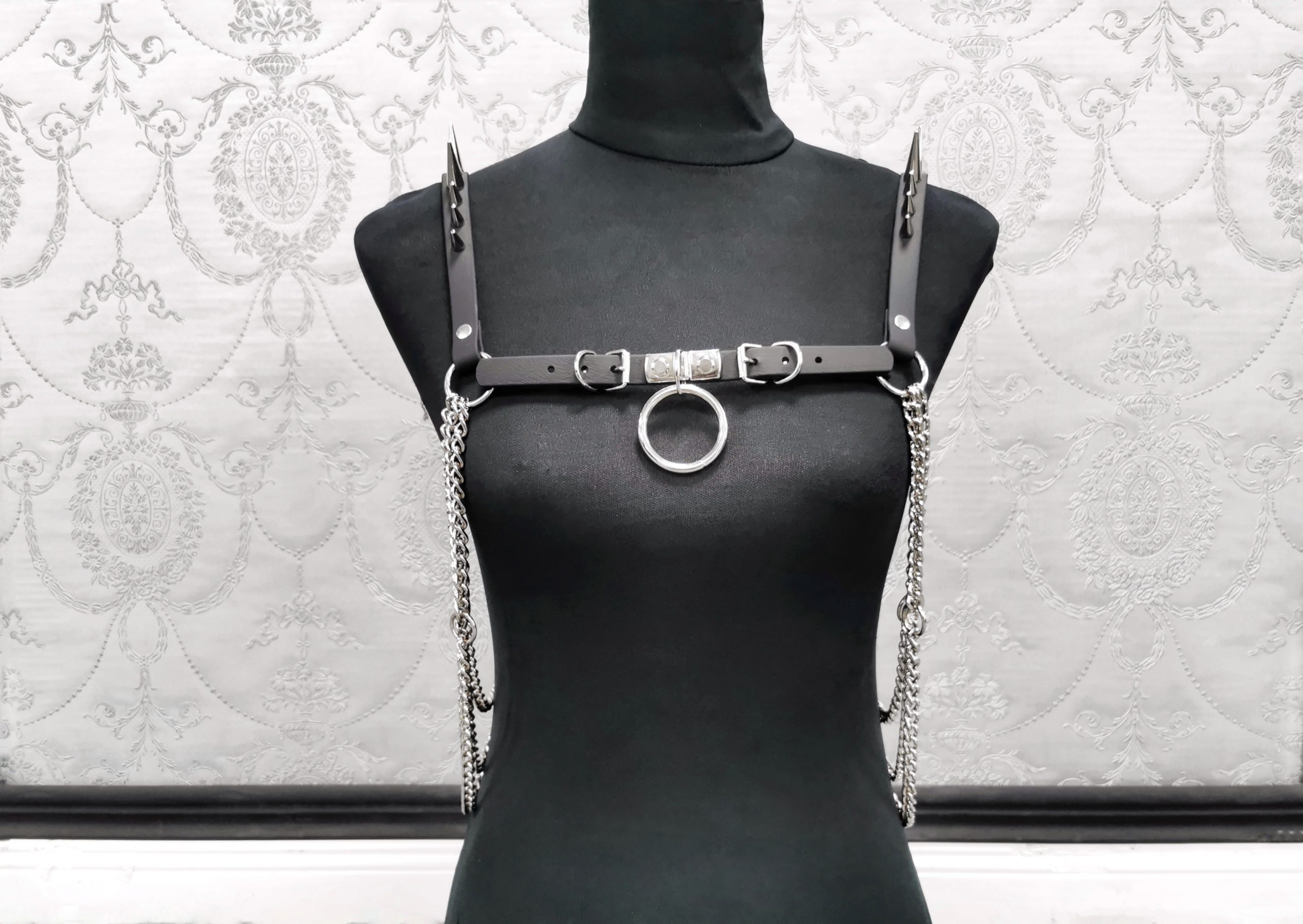 Sacred Sins Harness mit Nieten und O-Ring