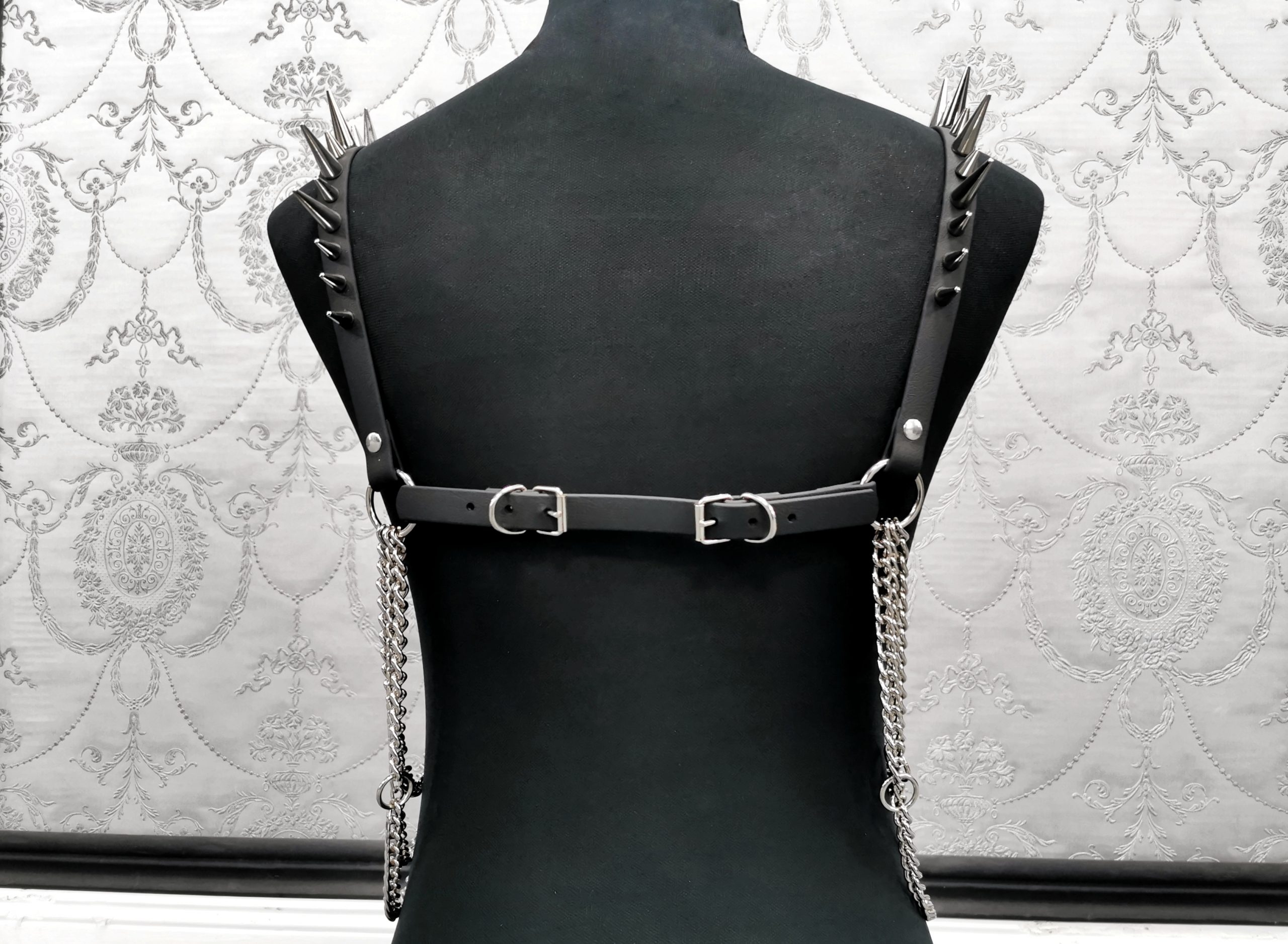 Sacred Sins Harness mit Nieten und O-Ring – Bild 3