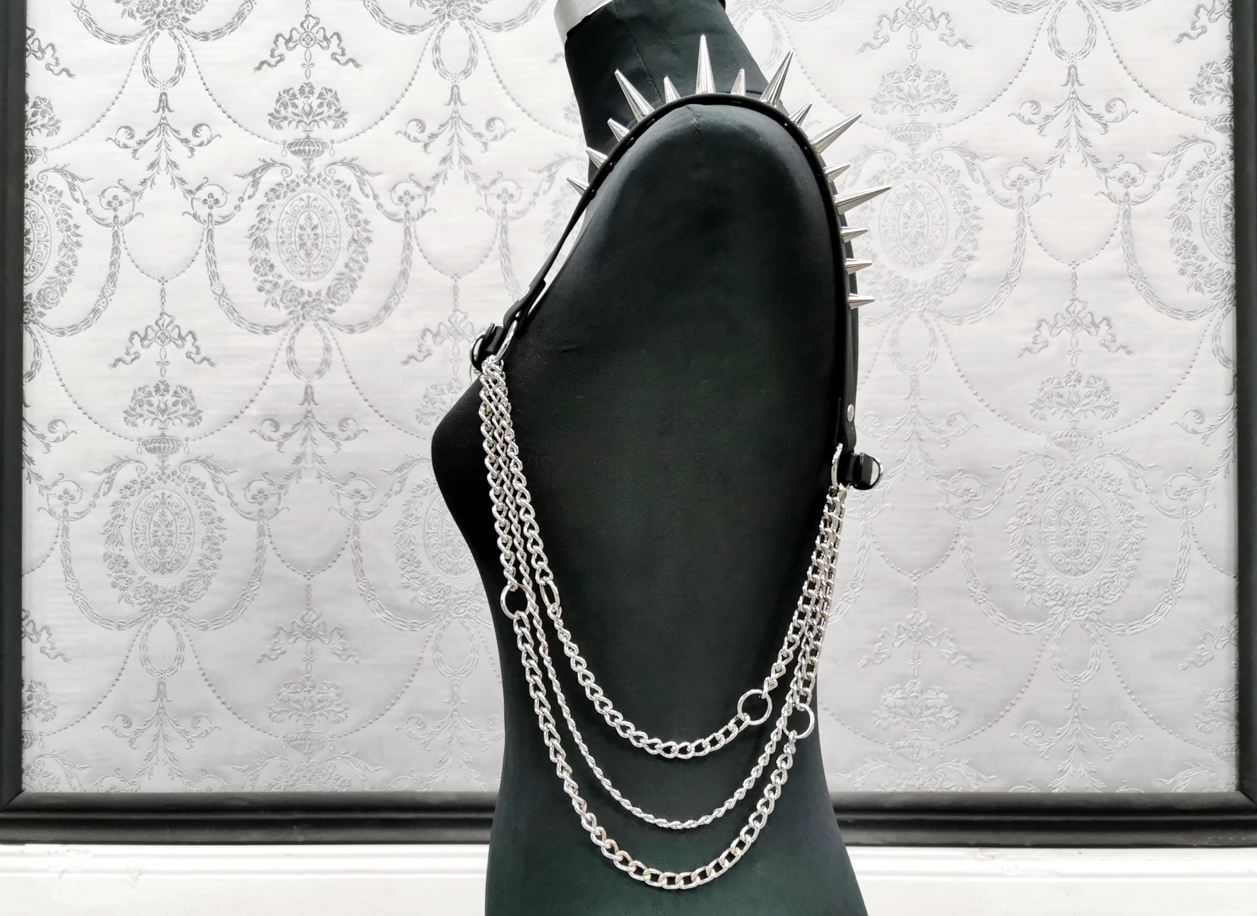 Sacred Sins Harness mit Nieten und O-Ring – Bild 2