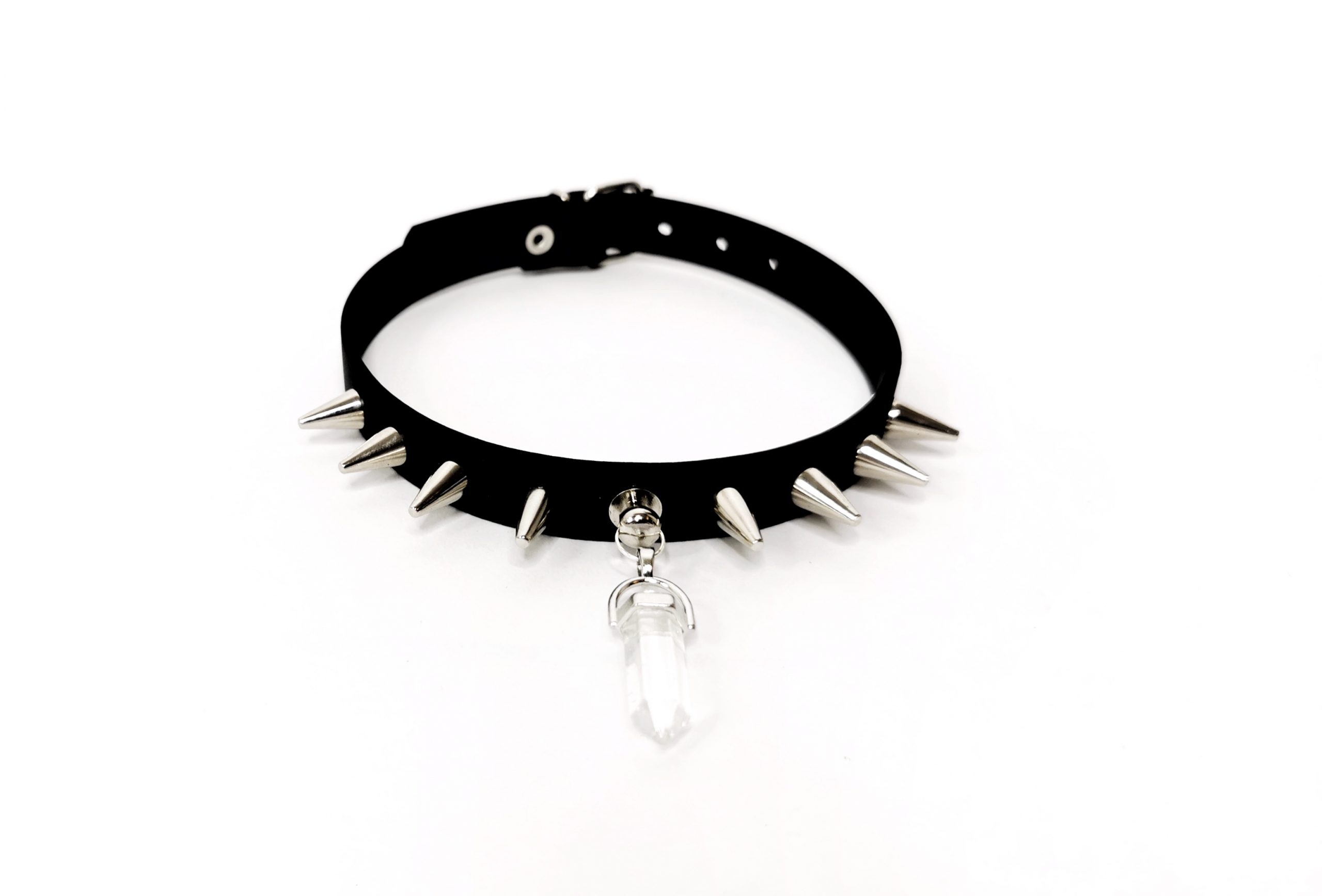 Sacred Sins Choker mit Nieten und Kristall-Anhänger