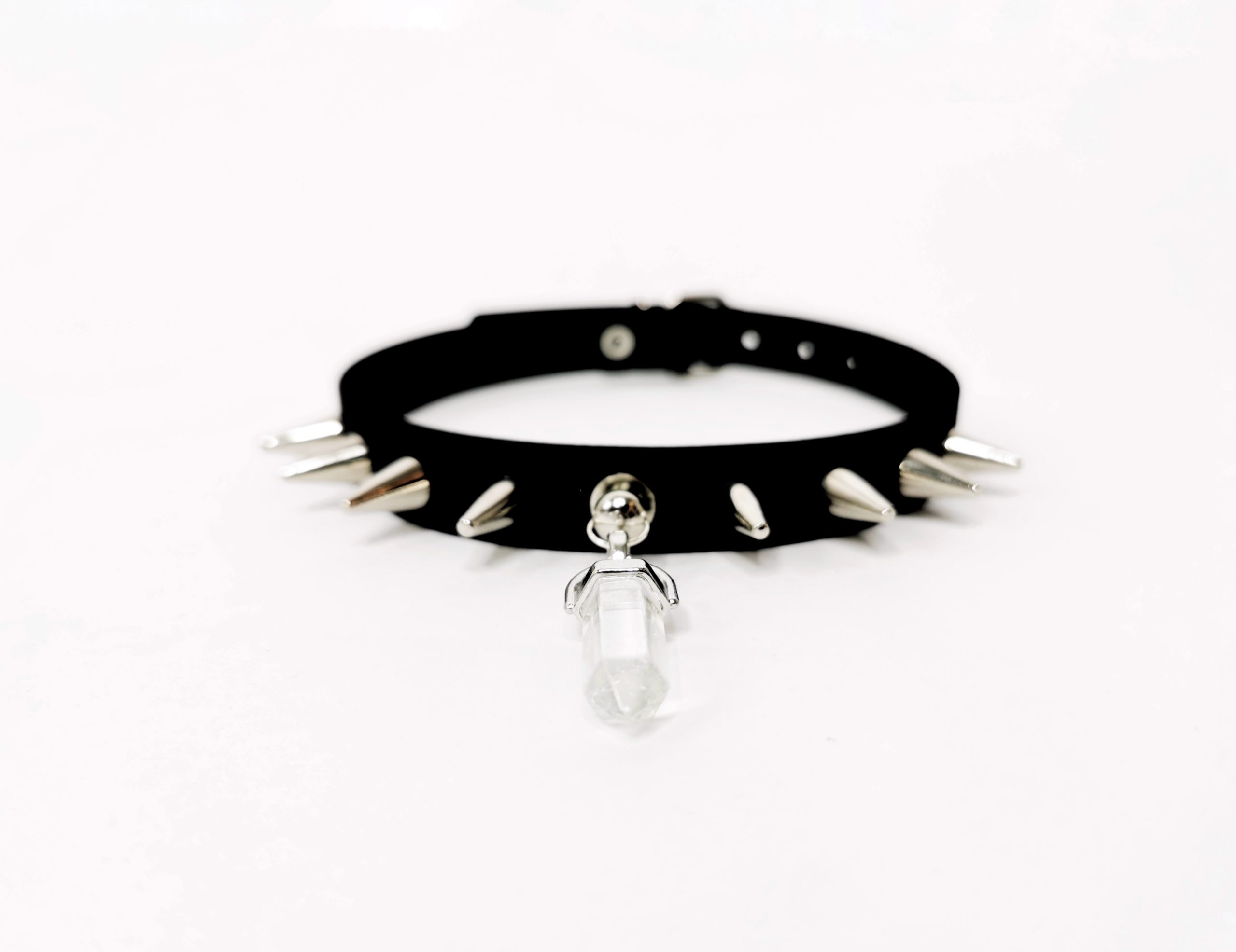 Sacred Sins Choker mit Nieten und Kristall-Anhänger – Bild 2