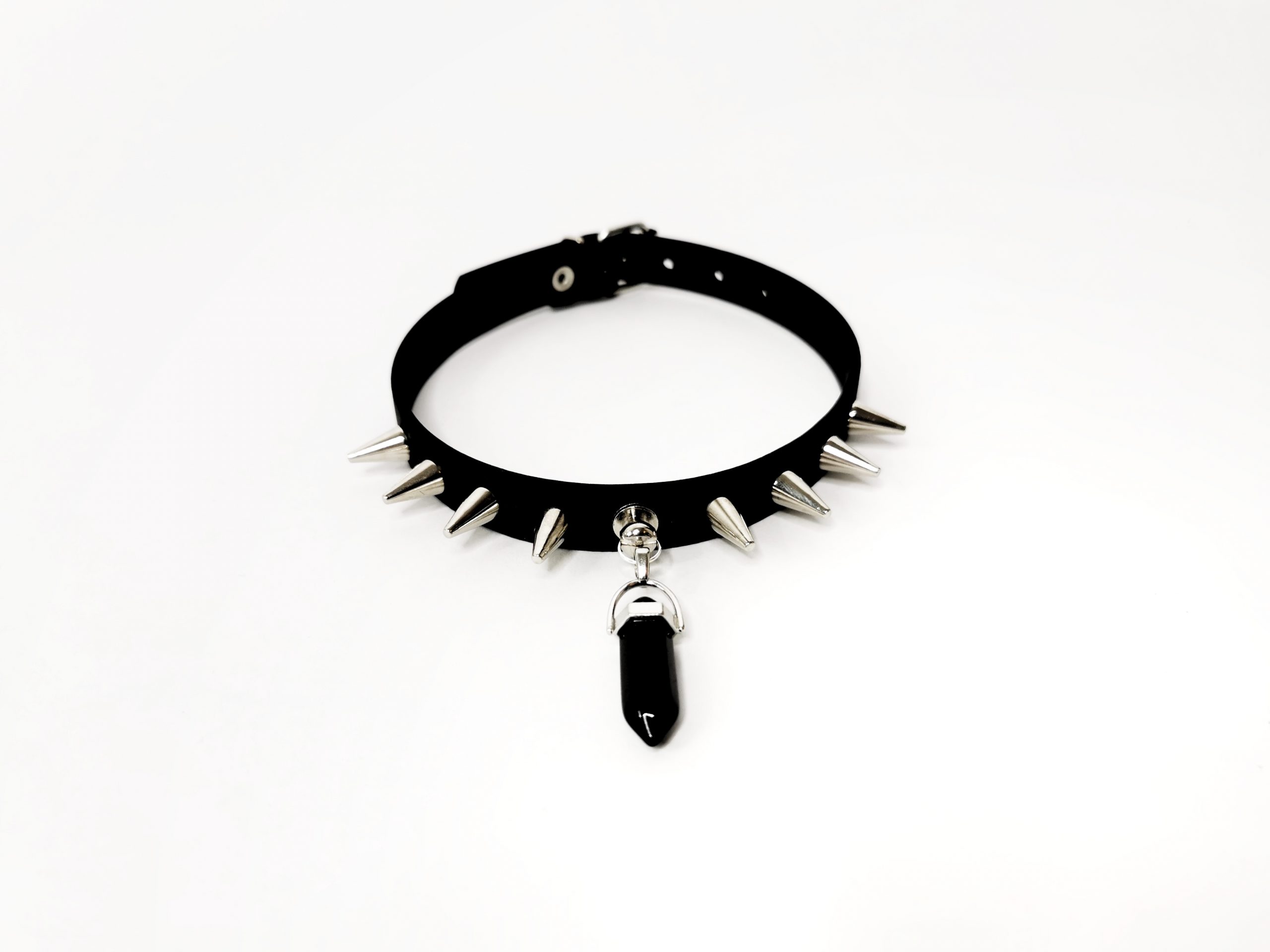 Sacred Sins Choker mit Nieten und schwarzem Kristall-Anhänger