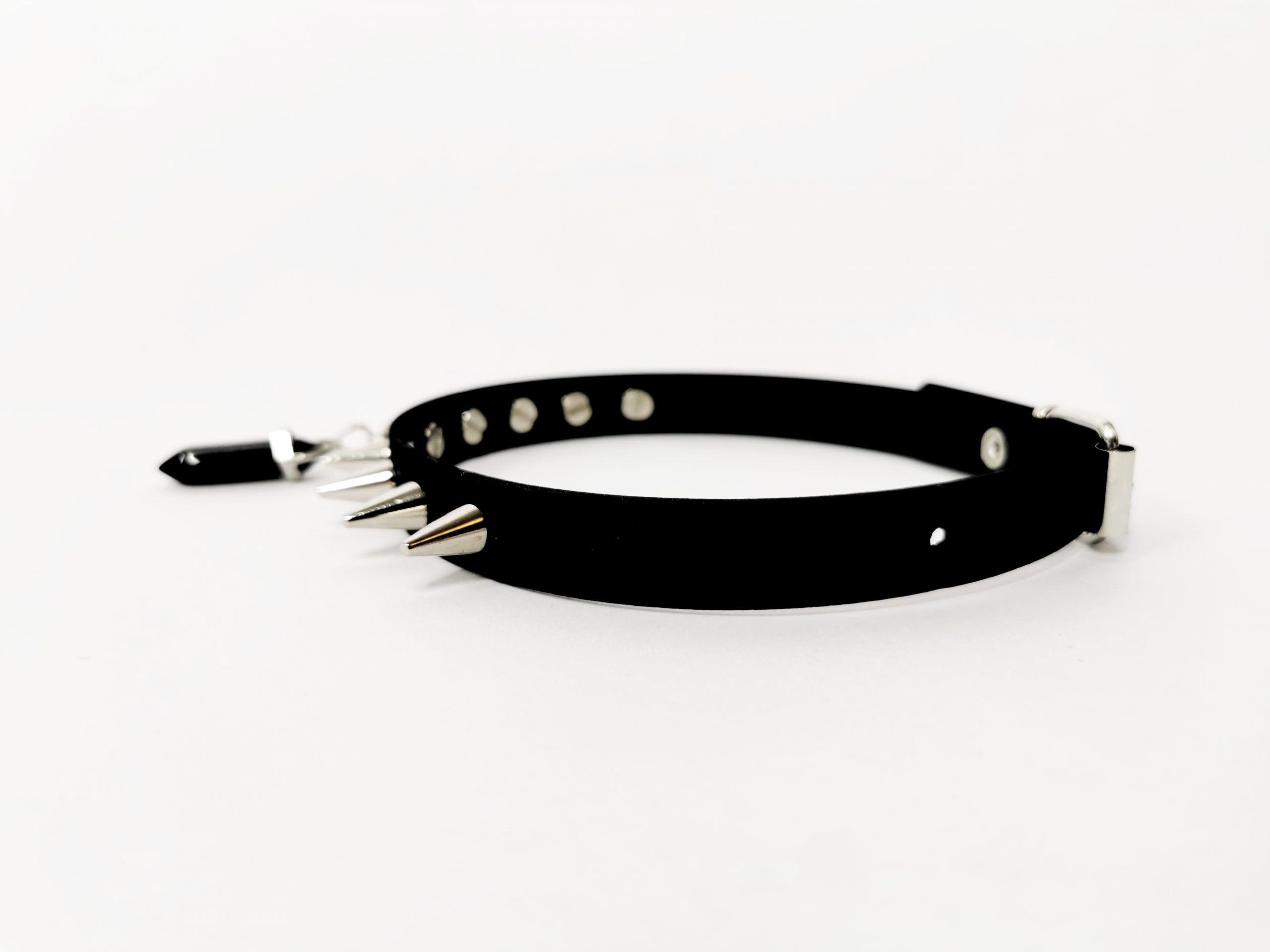Sacred Sins Choker mit Nieten und schwarzem Kristall-Anhänger – Bild 2