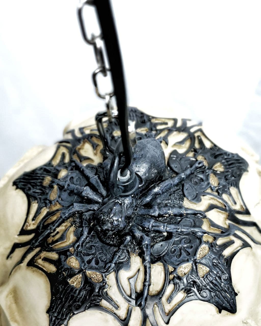 Deckenlampe mit Totenköpfen – Bild 3