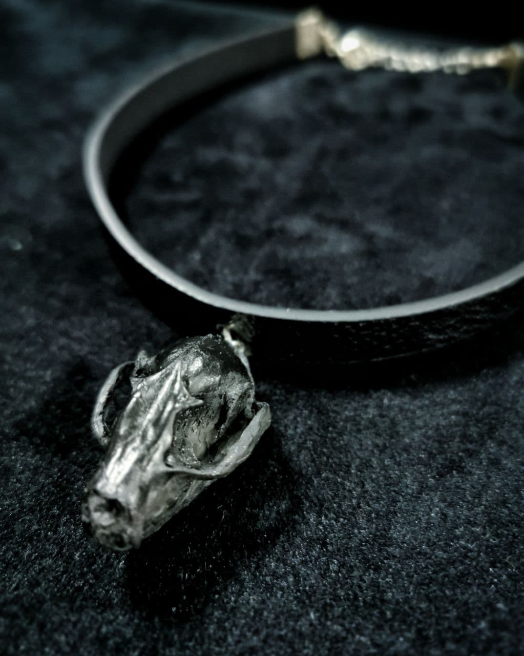 Mystery Creation Choker Fledermausschädel schwarz