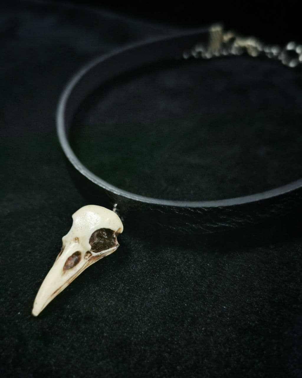 Mystery Creation Choker Rabenschädel natur