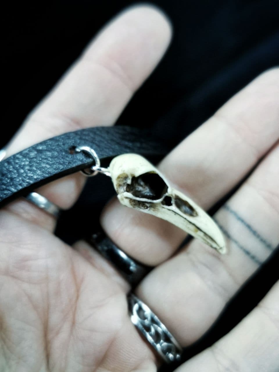 Mystery Creation Choker Rabenschädel natur – Bild 2