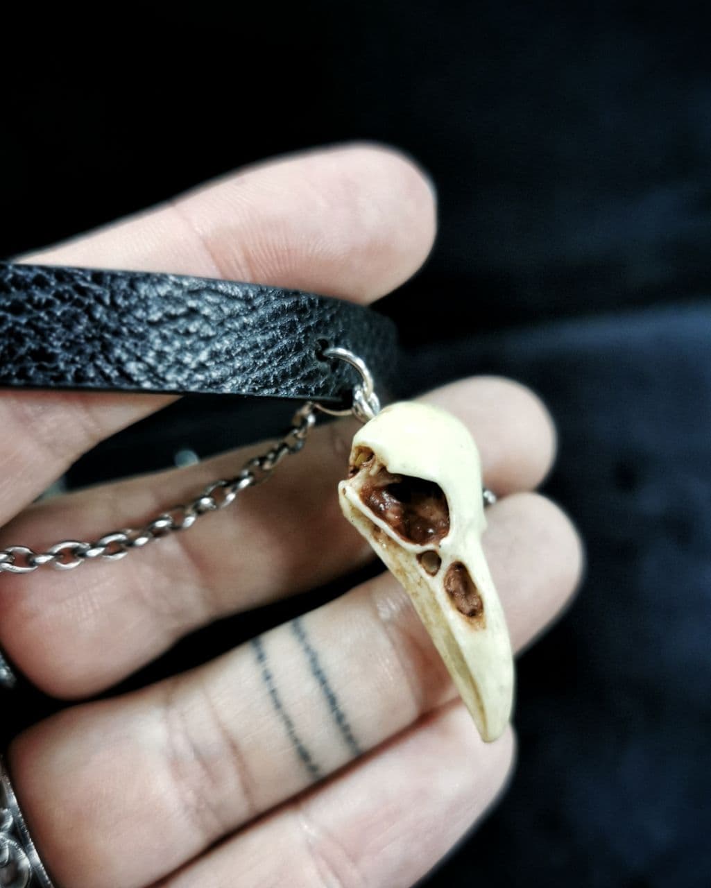 Mystery Creation Choker Rabenschädel natur Ketten – Bild 3