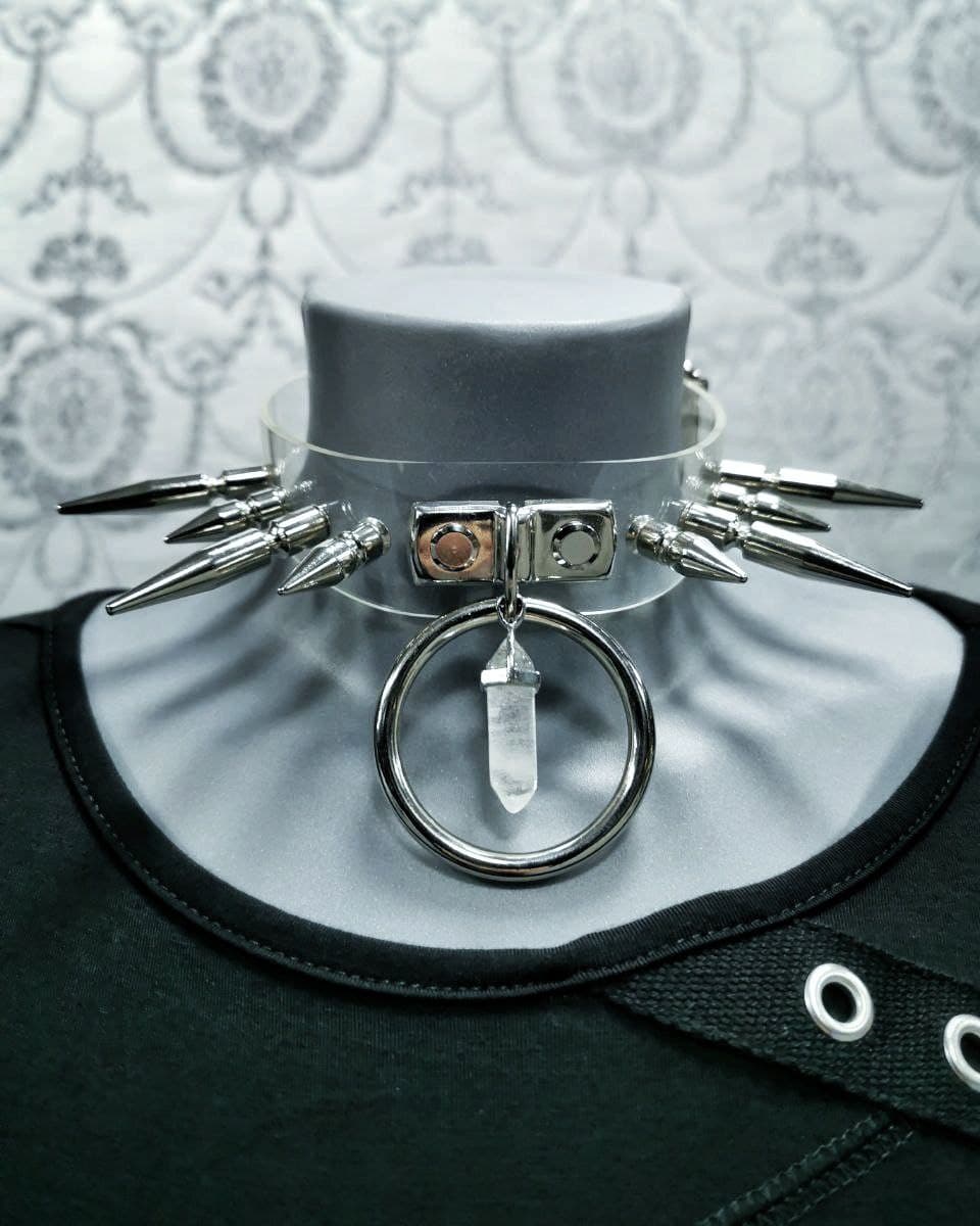 Sacred Sins PVC Choker mit Killernieten und Kristall-Anhänger