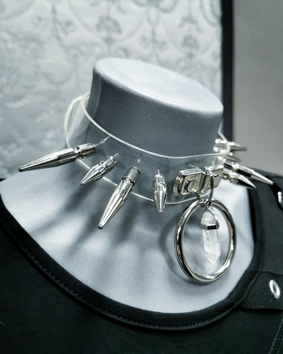 Sacred Sins PVC Choker mit Killernieten und Kristall-Anhänger – Bild 2