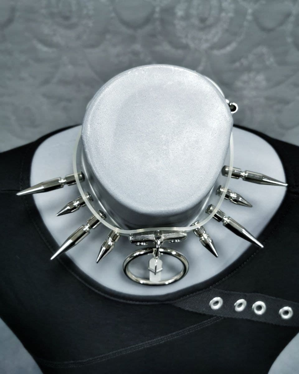 Sacred Sins PVC Choker mit Killernieten und Kristall-Anhänger – Bild 3