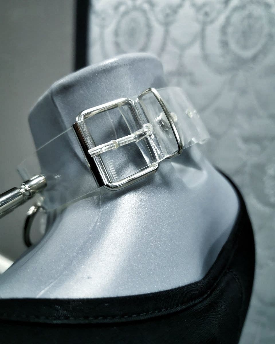 Sacred Sins PVC Choker mit Killernieten und Kristall-Anhänger – Bild 4