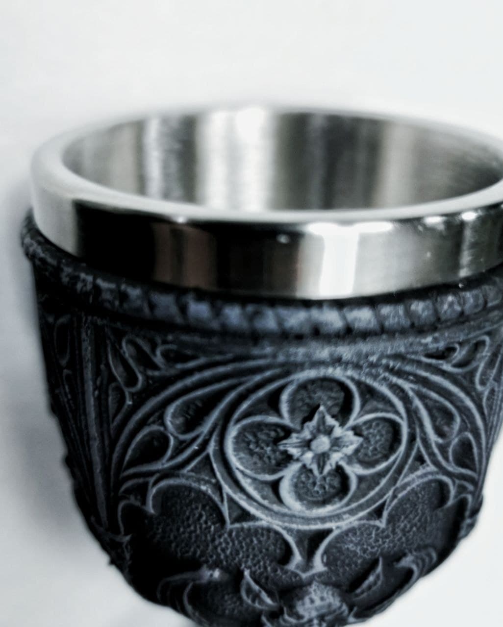 Kelch mit Kreuz und Fledermäusen – Bild 4