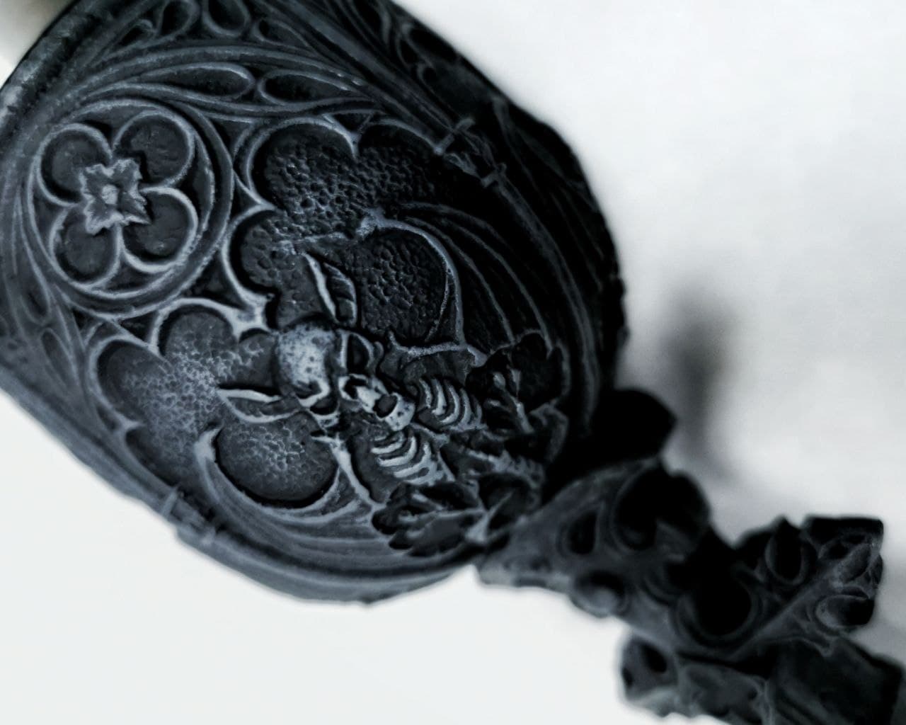 Kelch mit Kreuz und Fledermäusen – Bild 2