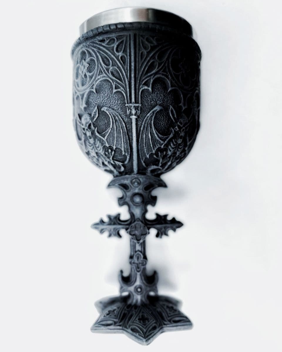 Kelch mit Kreuz und Fledermäusen
