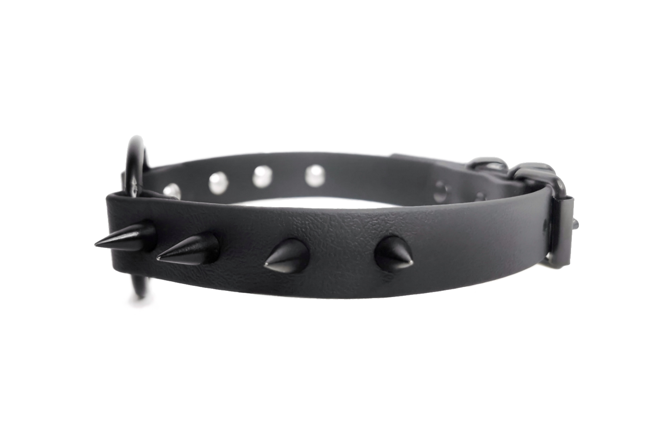 Sacred Sins All Black Everything Choker mit mittigem O-Ring und Nieten - Image 2