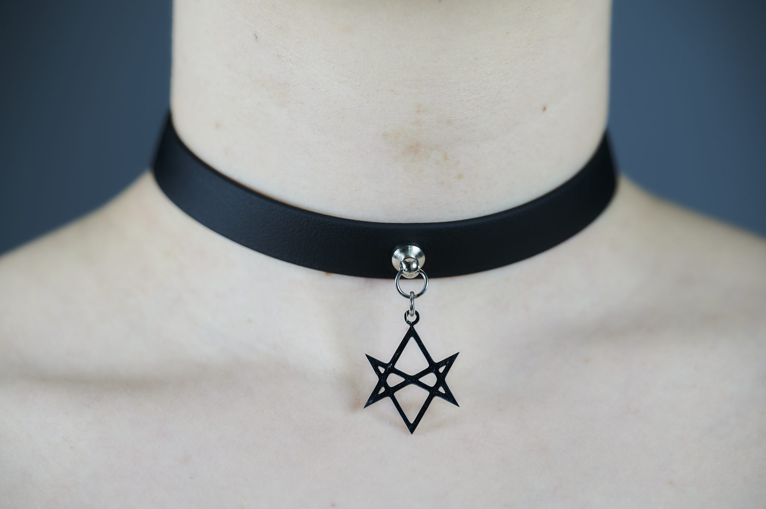 Sacred Sins Choker mit Hexagramm-Anhänger