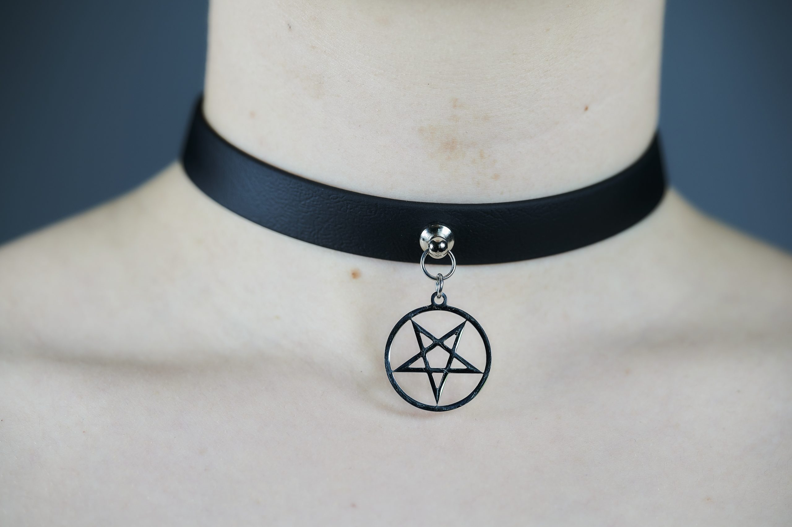 Sacred Sins Choker mit Pentagramm-Anhänger
