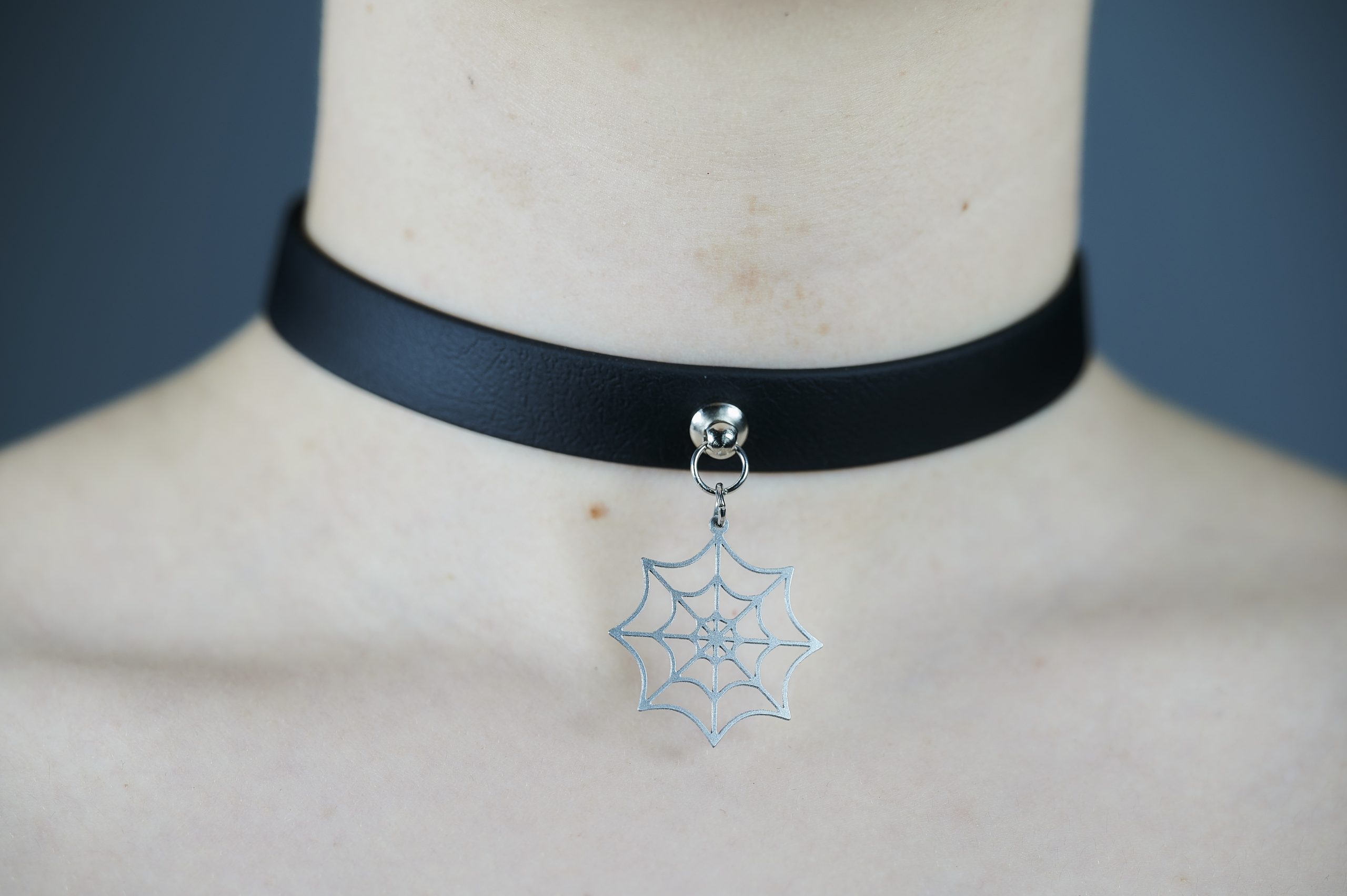 Sacred Sins Choker mit Spinnennetz-Anhänger