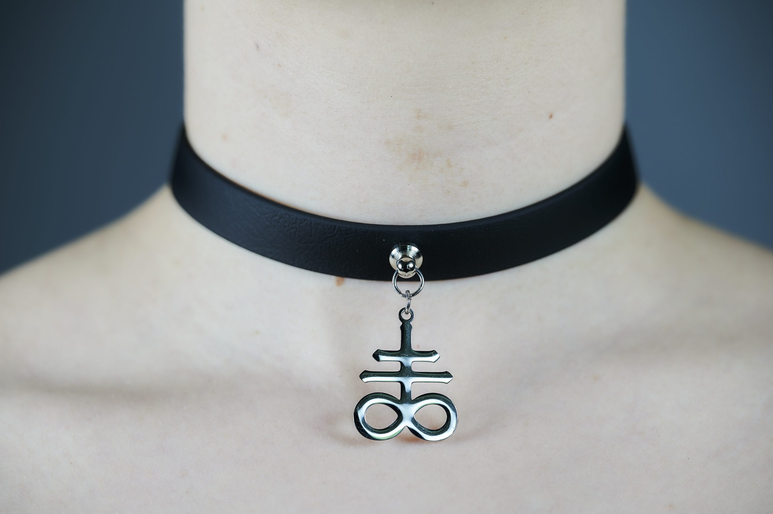 Sacred Sins Choker mit Leviathan Kreuz-Anhänger
