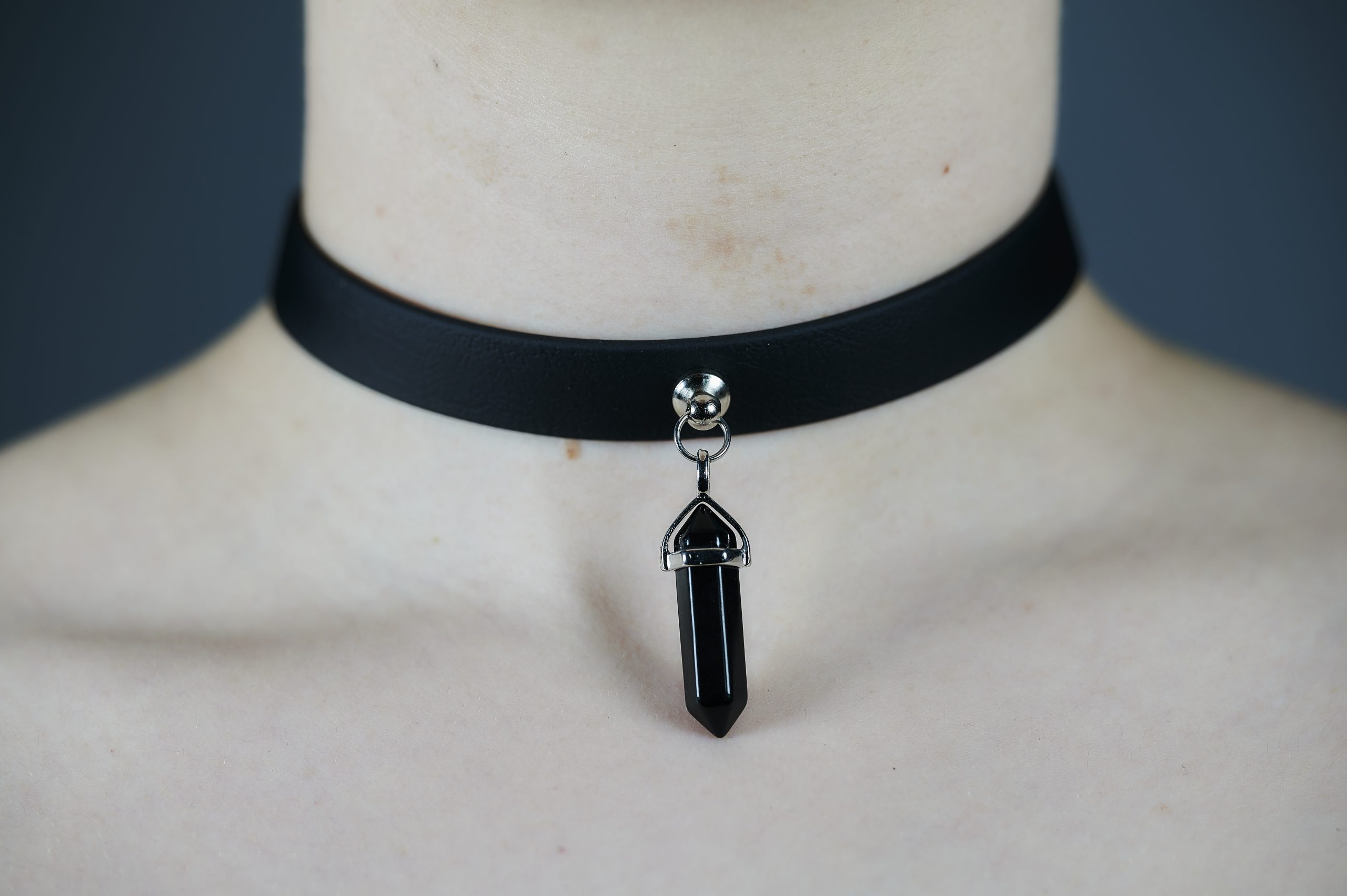 Sacred Sins Choker mit schwarzem Crystal Anhänger