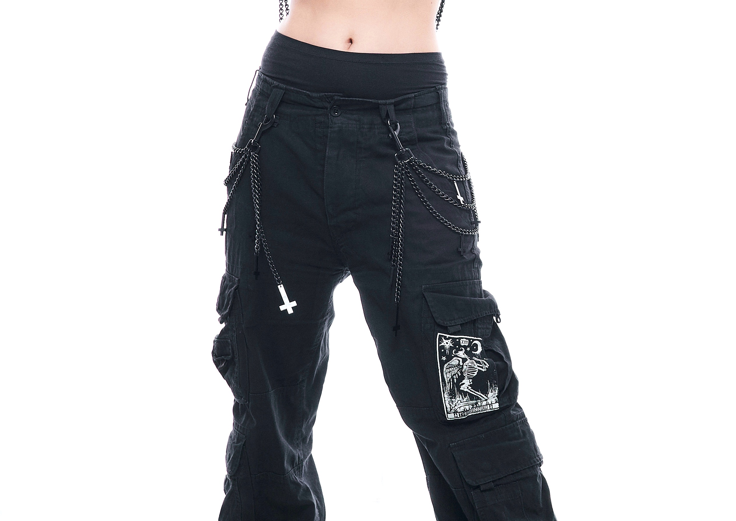 Sacred Sins All Black Everything Gürtelkette mit Kruzifix-Anhängern – Bild 3