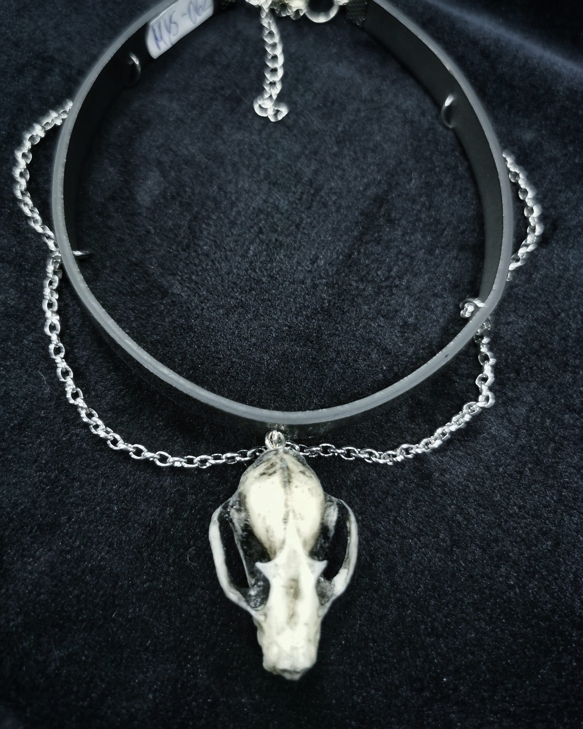 Mystery Creation Choker Fledermausschädel weiß Ketten – Bild 2