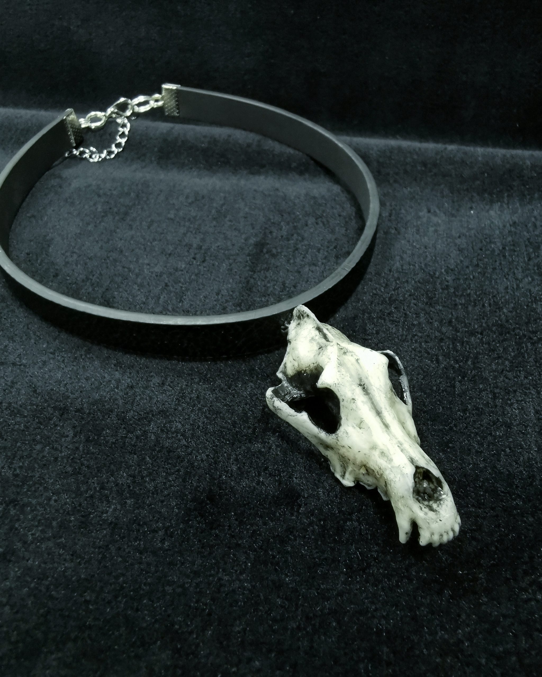 Mystery Creation Choker Wolfsschädel weiß