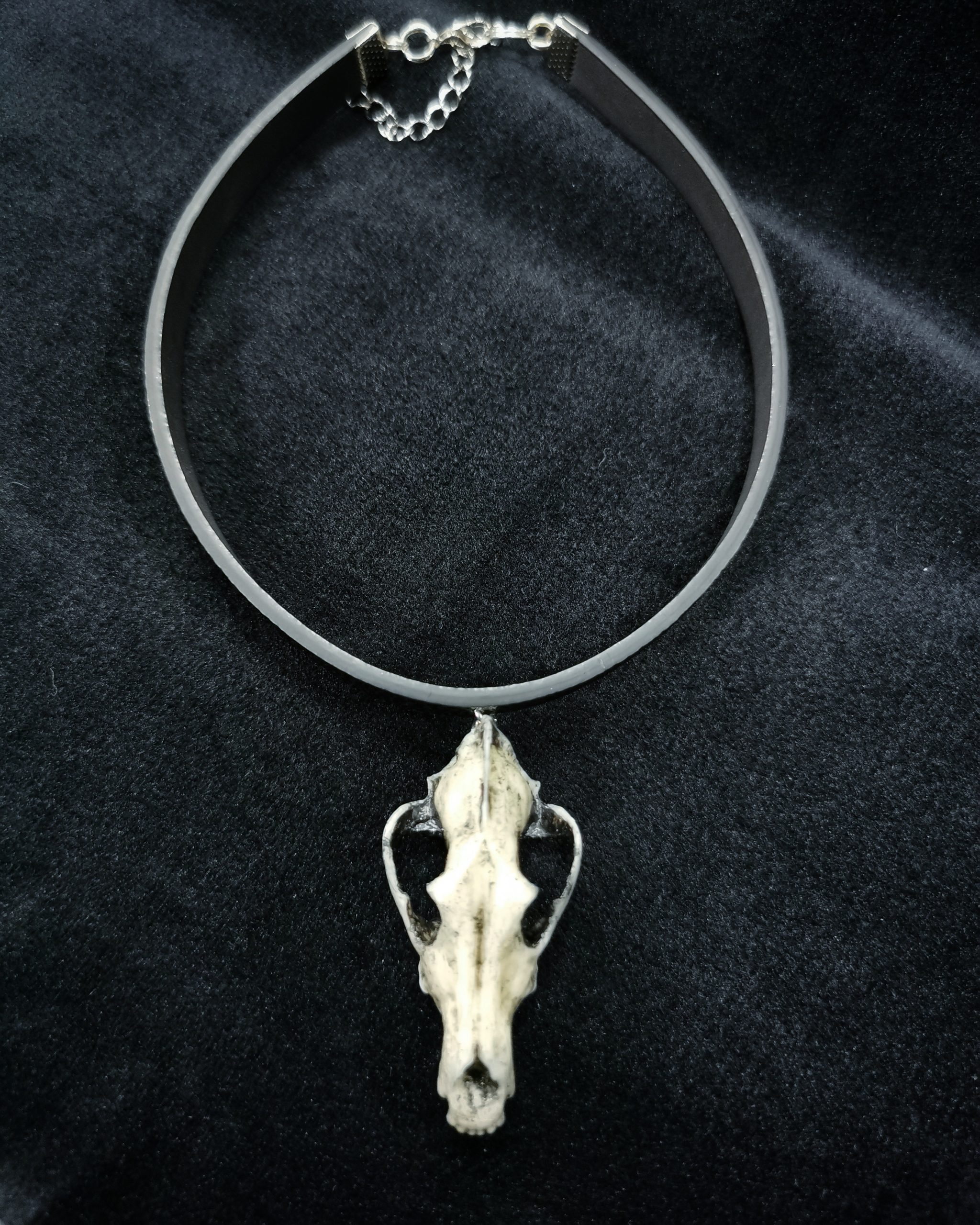 Mystery Creation Choker Wolfsschädel weiß – Bild 2