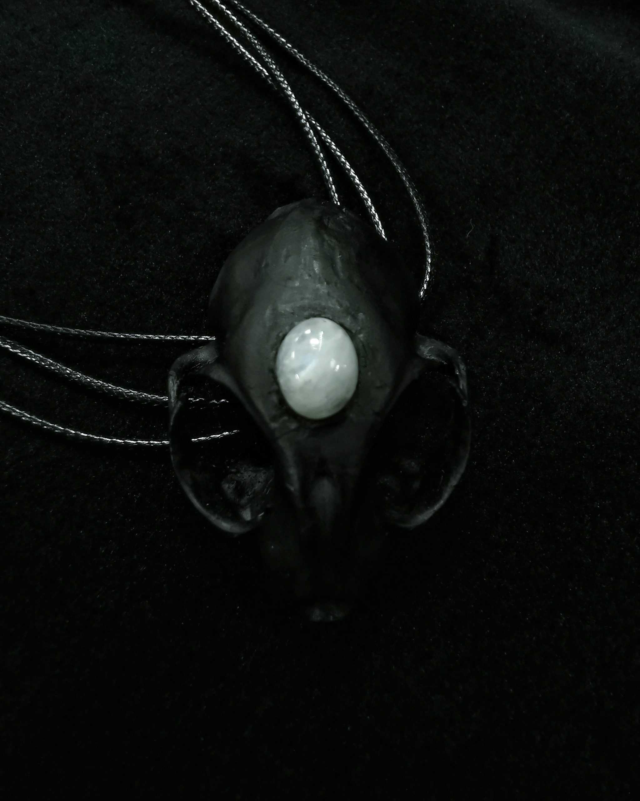 Mystery Creation Kette Katzenschädel Mondstein – Bild 2