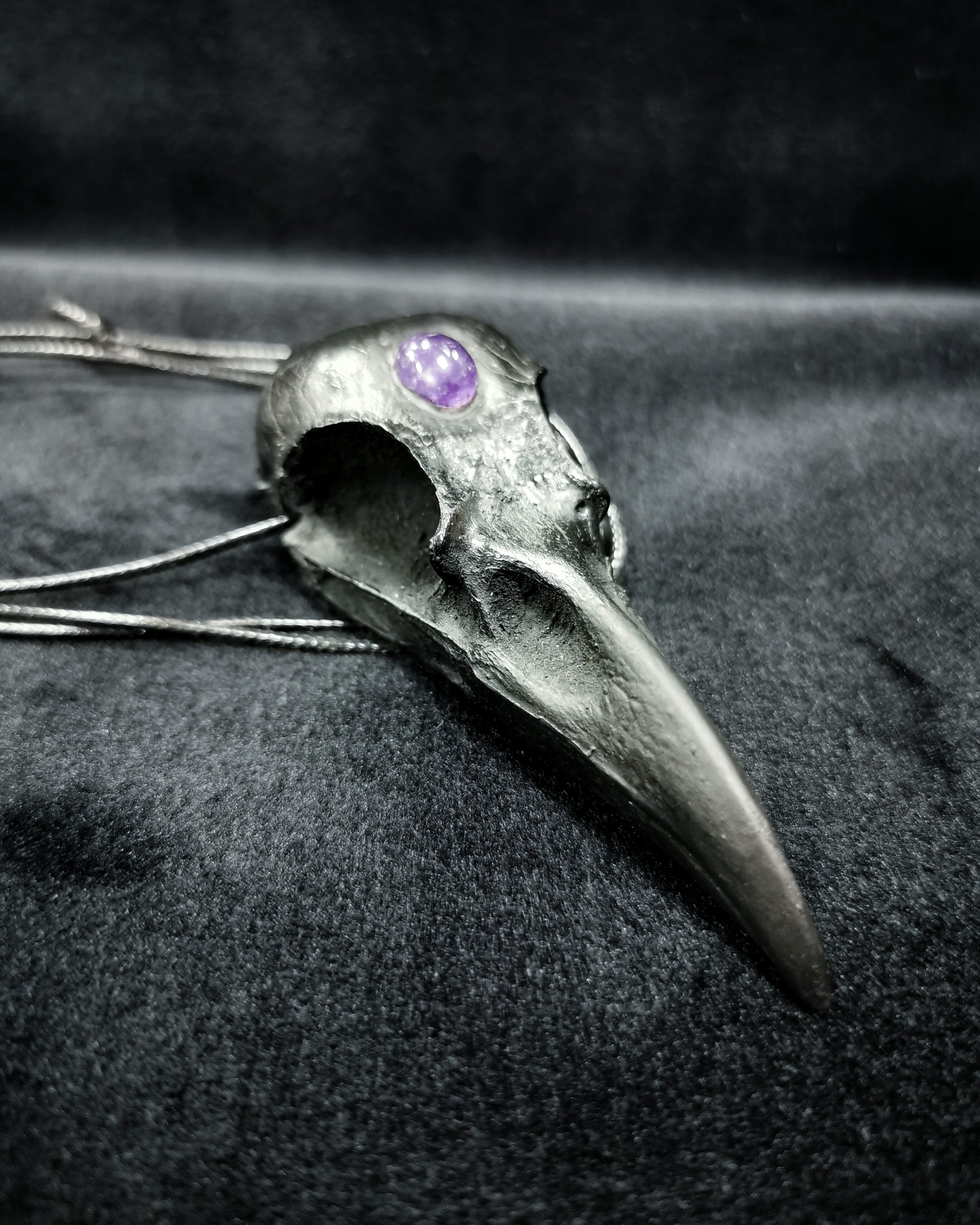 Mystery Creation Kette Rabenschädel schwarz mit Amethyst – Bild 2
