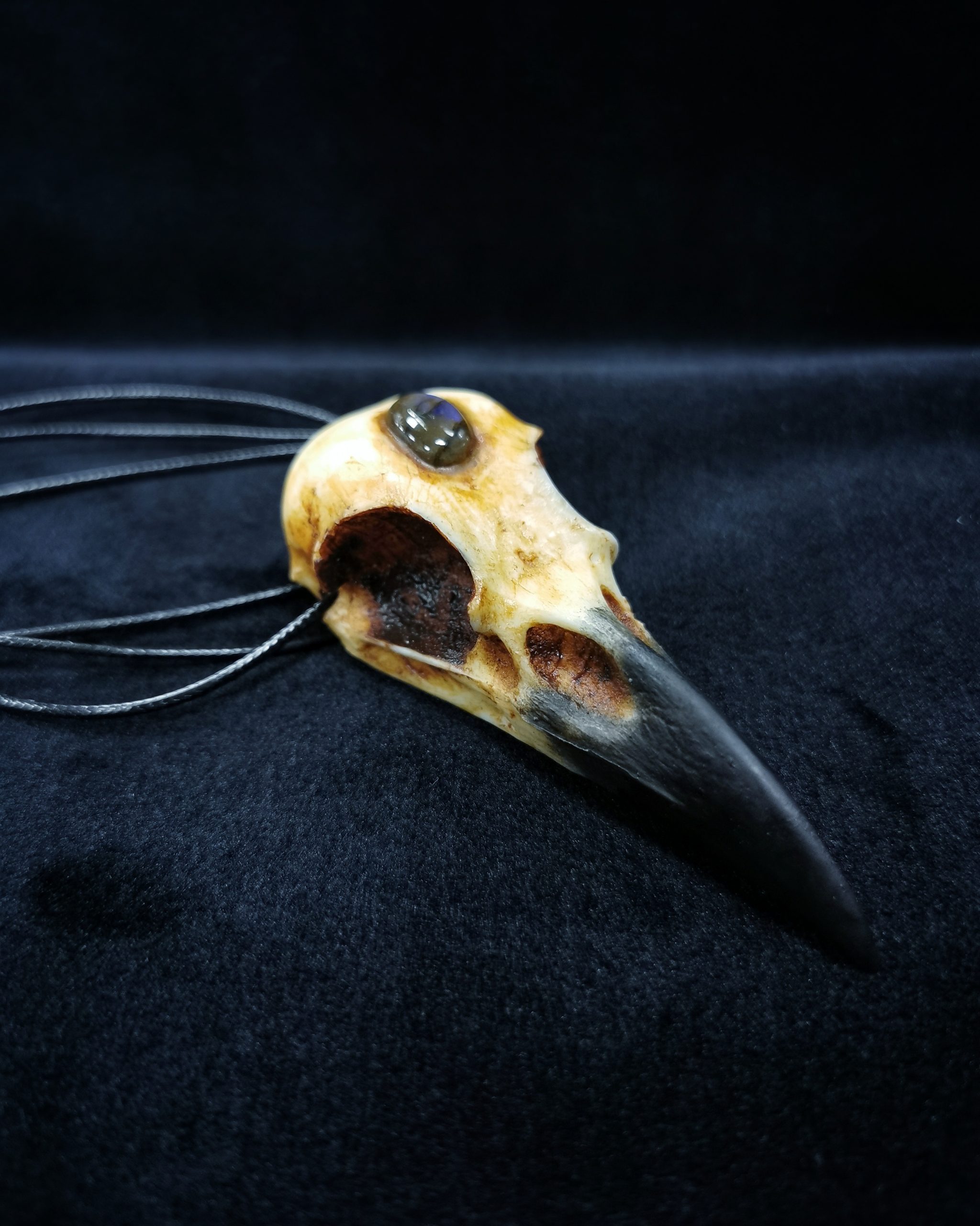 Mystery Creation Kette Rabenschädel mit Labradorit – Bild 2