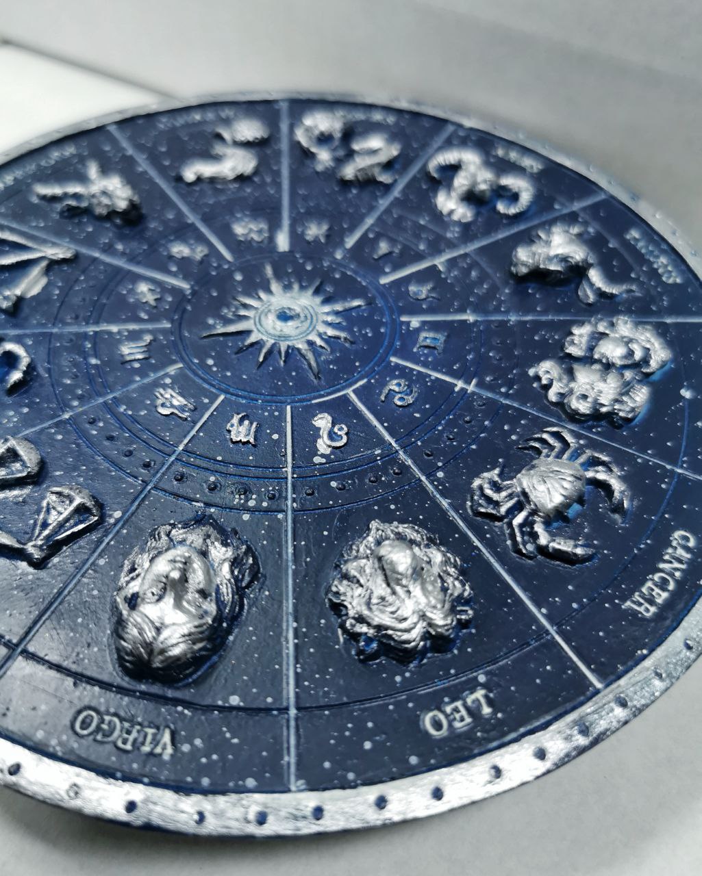 Räucherstäbchenhalter mit Tierkreiszeichen – Bild 2