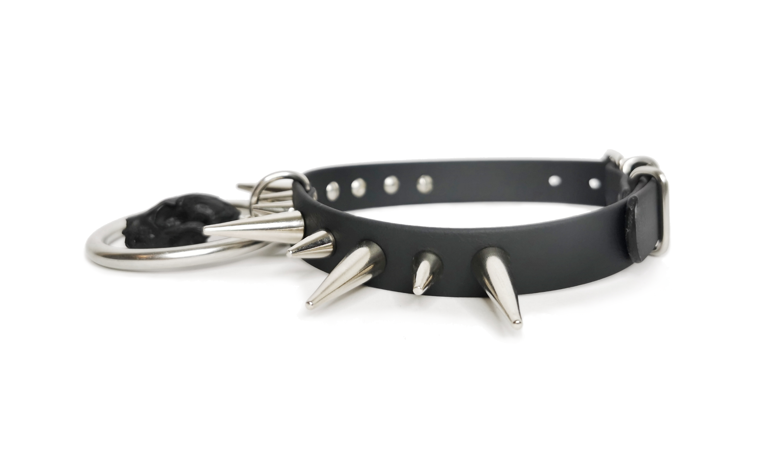 Sacred Sins x Mystery Creation Choker mit Nieten und Fledermausschädel – Bild 2