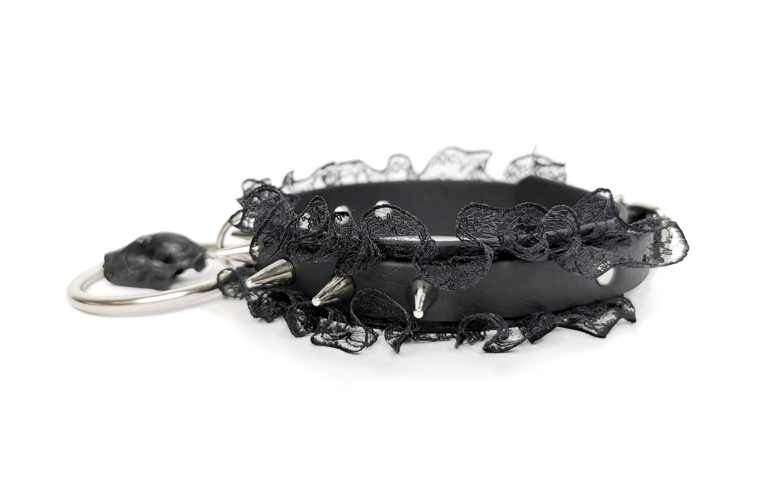 Sacred Sins x Mystery Creation Choker mit Spitze und Fledermausschädel – Bild 2
