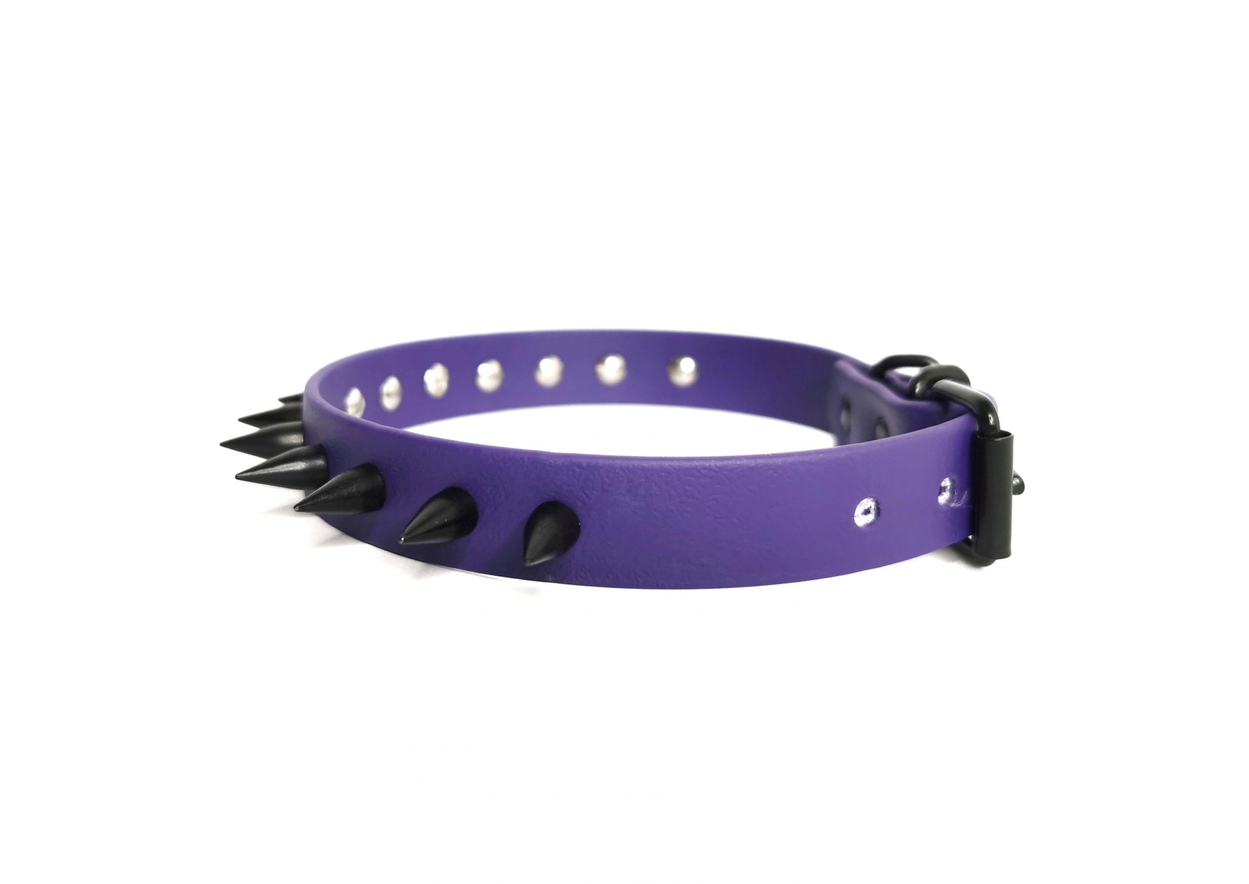 Sacred Sins violetter Choker mit schwarzen Nieten – Bild 2