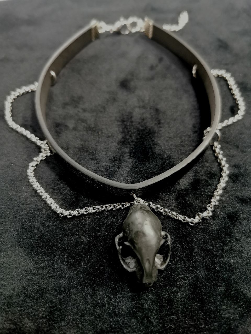 Mystery Creation Choker Katzenschädel schwarz mit Ketten