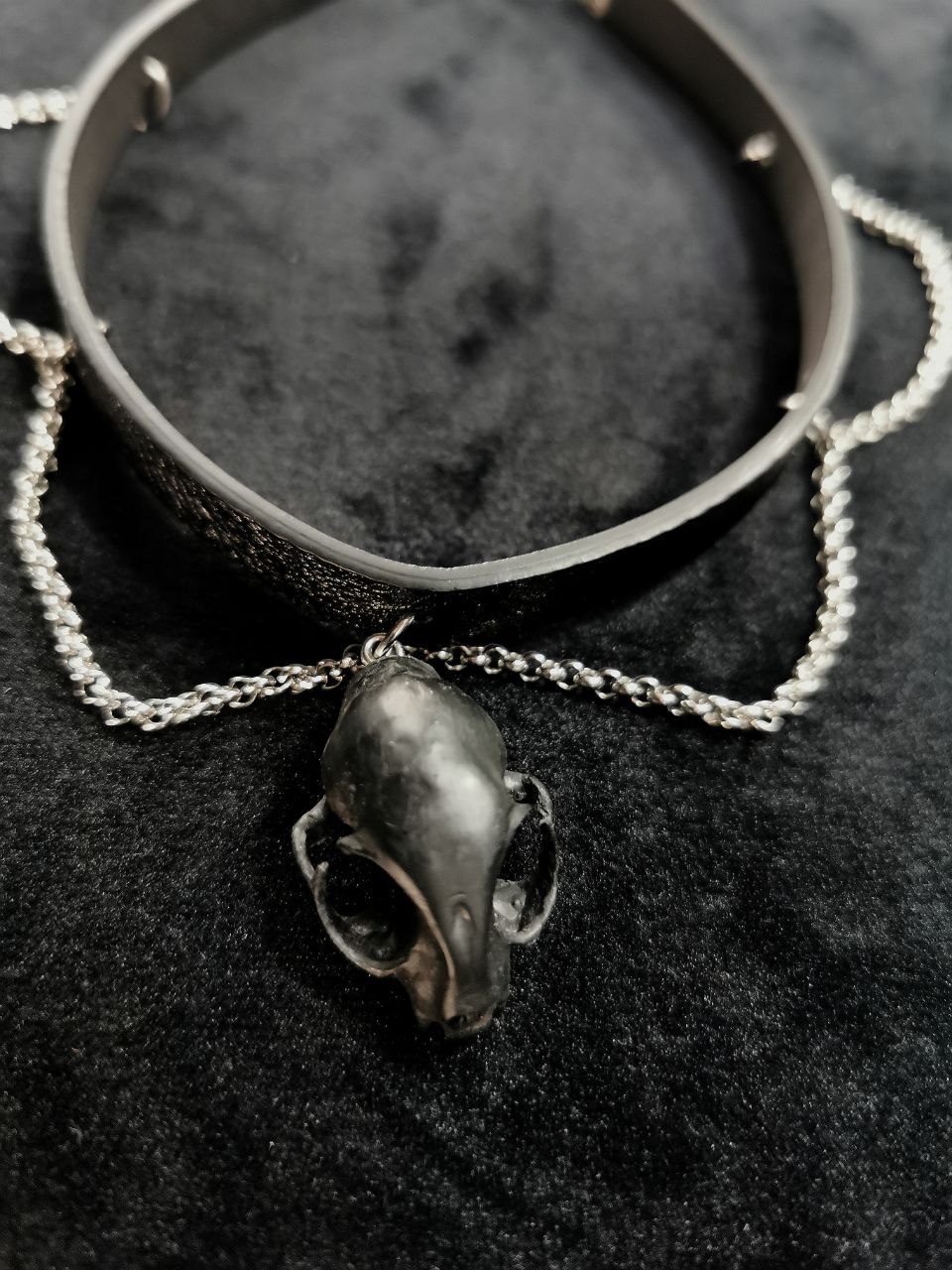 Mystery Creation Choker Katzenschädel schwarz mit Ketten – Bild 3