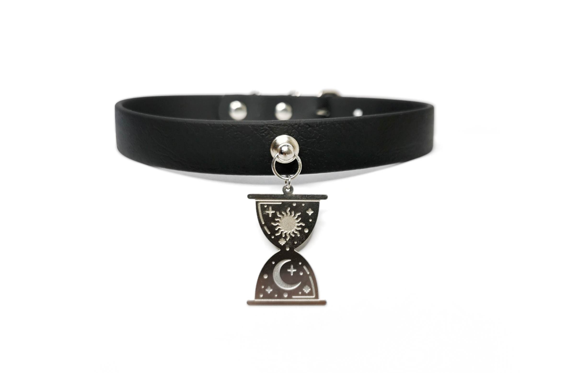 Sacred Sins Choker mit Sanduhr als Anhänger