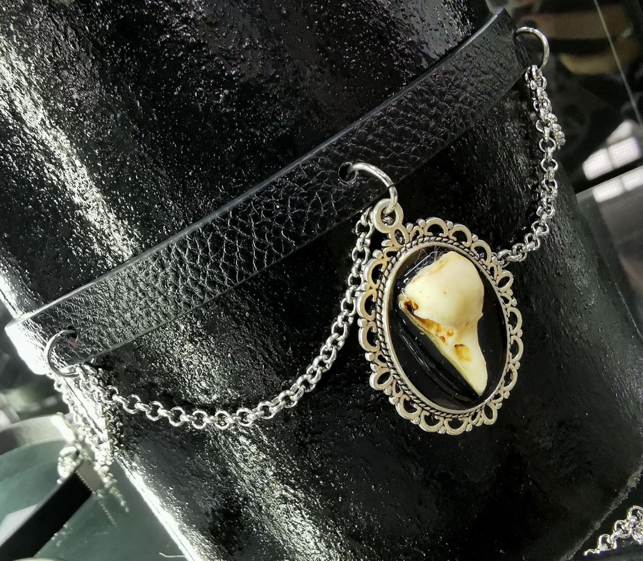 Mystery Creation Camee Choker Rabenschädel mit Ketten natur