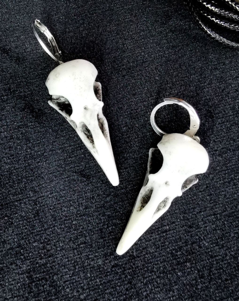 Mystery Creation Ohrringe Rabenschädel weiß