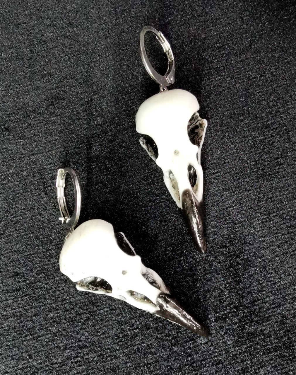 Mystery Creation Ohrringe Rabenschädel weiß mit Schnabel