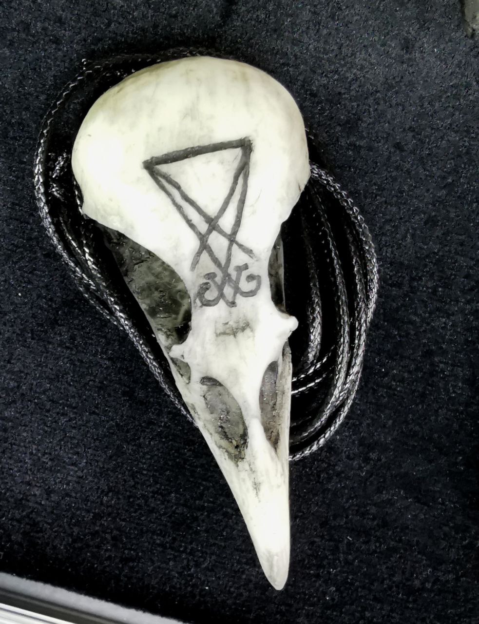 Mystery Creation Kette Rabenschädel medium weiß mit Lucifers Sigil